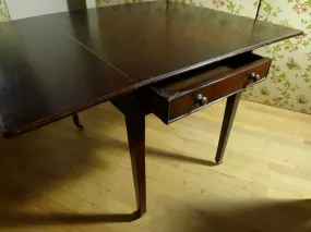 Table à allonges, un tiroir en ceinture